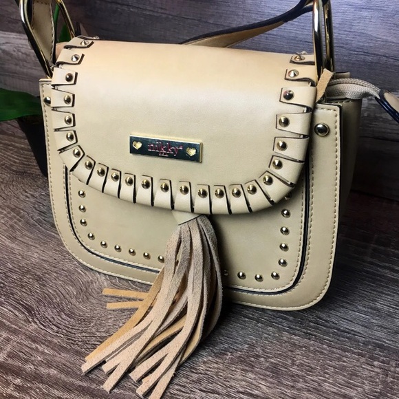 Nicole lee - Picture 2 of 3